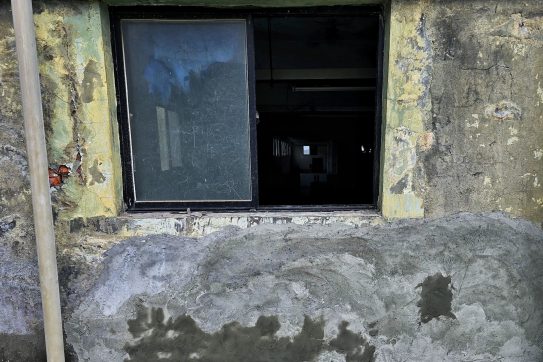 辰子名防水,牆壁縫隙及窗框防水工程實績,施工前。 辰子名防水,牆壁縫隙及窗框防水工程實績,施工前。